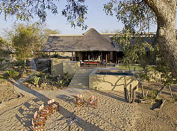 Jacis Sabi House: Haupthaus mit Feuerstelle