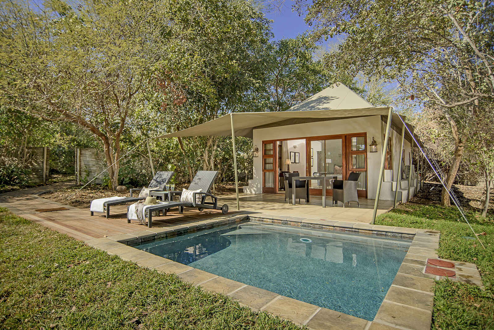 Savanna Lodge: Außenansicht der Luxury Suite mit beheiztem Pool Savanna Lodge: Außenansicht der Luxury Suite mit beheiztem Pool