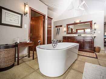 Savanna Lodge: Freistehende Badewanne der Luxury Suite Savanna Lodge: Freistehende Badewanne der Luxury Suite