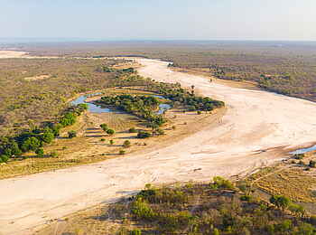 Time + Tide Chinzombo: Ausgetrocknetes Flussbett des Luangwa