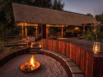 Chitabe Camp: Ein Lagerfeuer am Abend