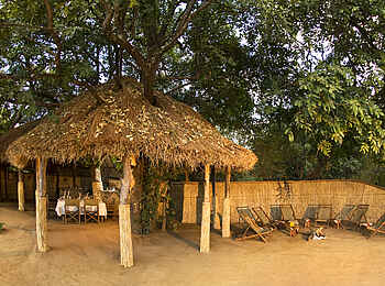 Island Bush Camp: Blick ins Hauptgebäude Island Bush Camp: Blick ins Hauptgebäude