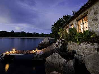 Kaya Mawa: Nächtliches Gästechalet