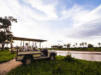Kwihala Camp: Safarifahrzeug am Fluss