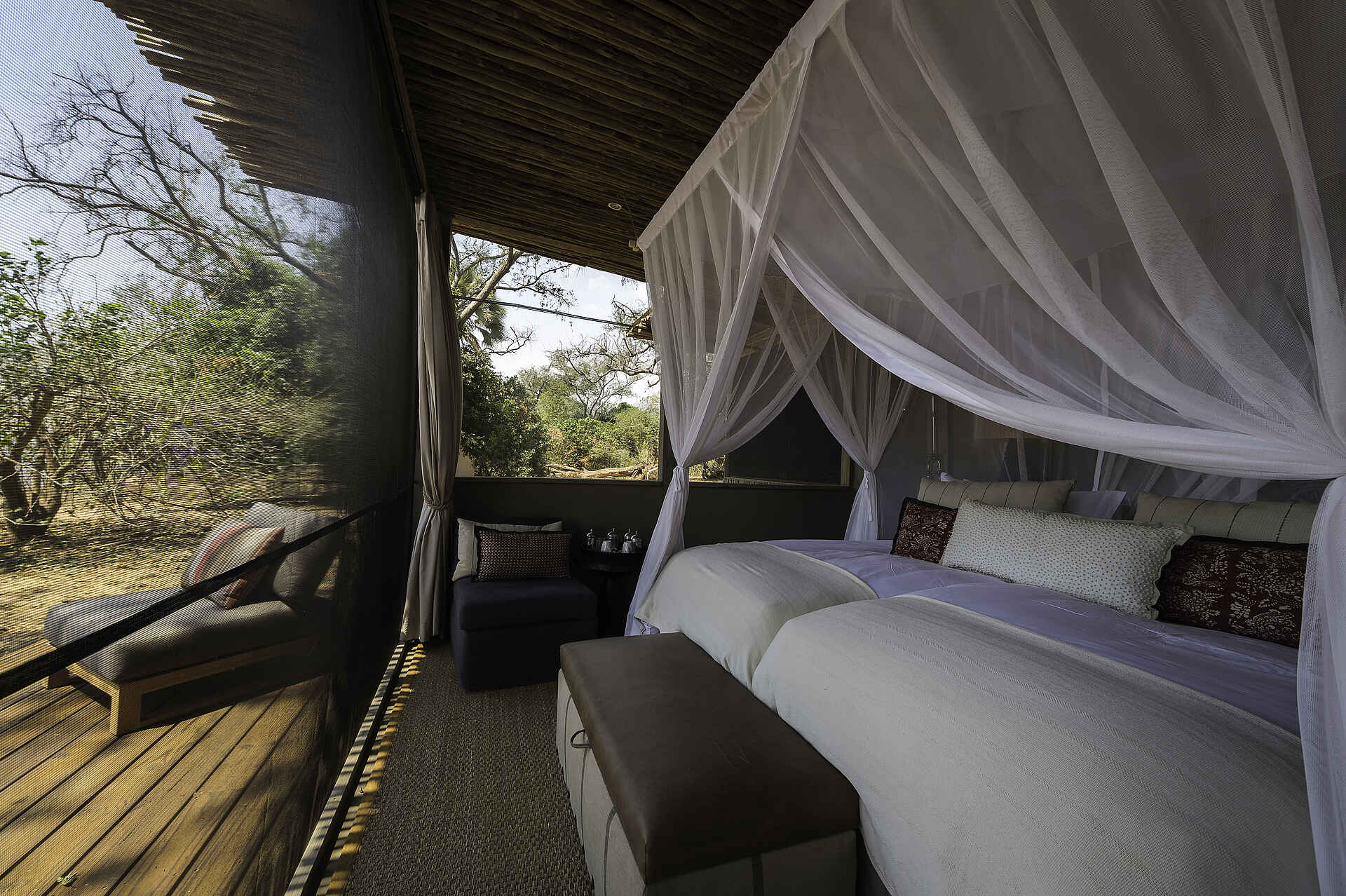 Little Ruckomechi Camp: Doppelbett mit Moskitonetz Little Ruckomechi Camp, Mana Pools National Park, Sambesi, Wilderness Safaris, Doppelbett, Gästezelt, Moskitonetz, Afrikarma, Afrikarma Safaris, Afrikarma Safaris - Wildnis. Hautnah., Afrikarma.de
