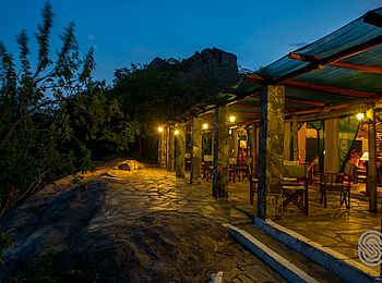 Mbuzi Mawe Serena Camp: Terrasse vor dem Speisezelt Mbuzi Mawe Serena Camp: Terrasse vor dem Speisezelt