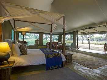 Naona Moru Camp: Seitenansicht vom Doppelbett