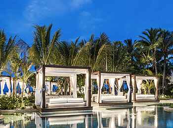 One and Only Le Saint Gerant: Der Pool am Abend