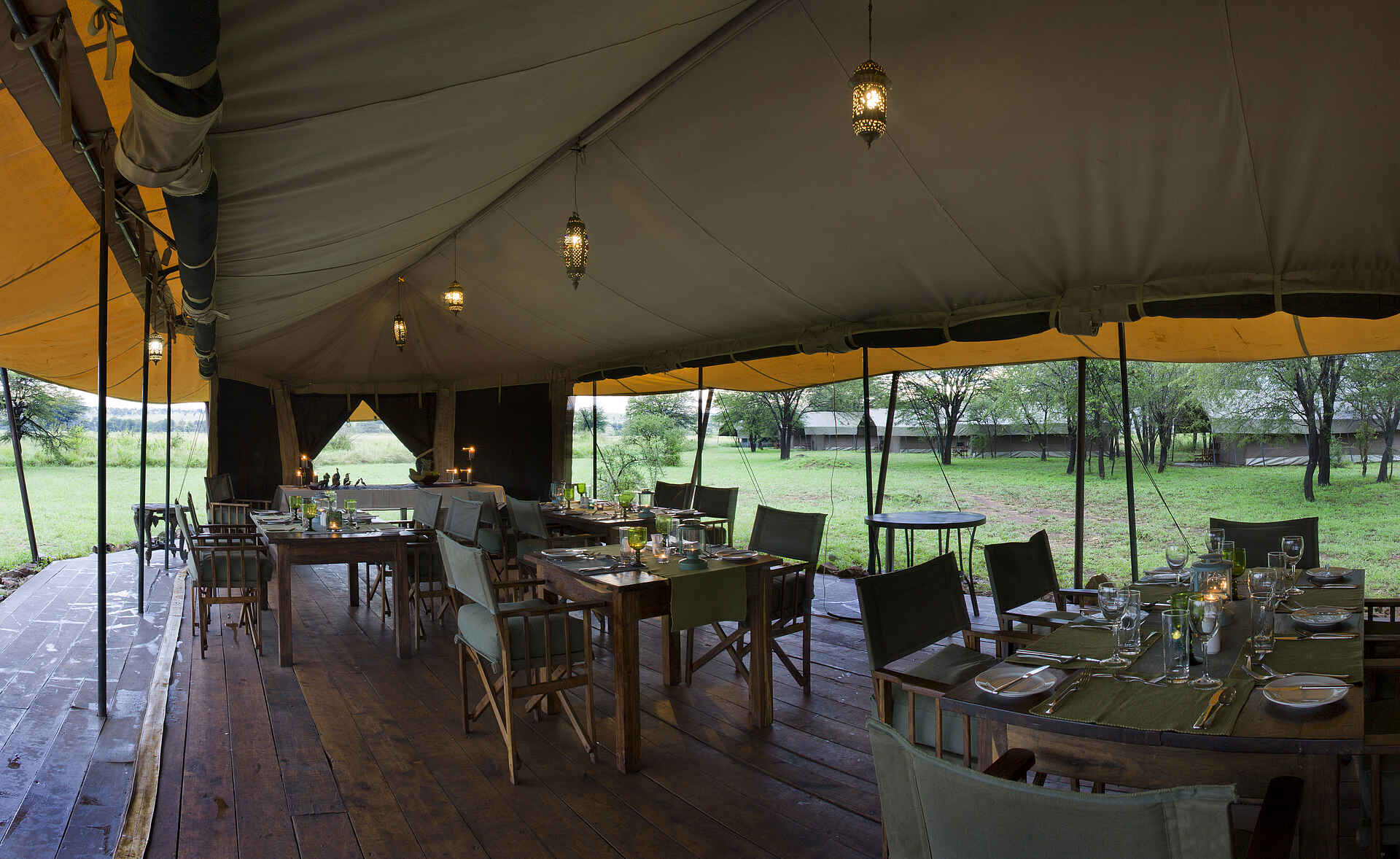 Ronjo Camp: Offenes Speisezelt Ronjo Camp, Serengeti, Tanganyika Expeditions, Speisezelt, Afrikarma, Afrikarma Safaris, Afrikarma Safaris - Wildnis. Hautnah., Afrikarma.de