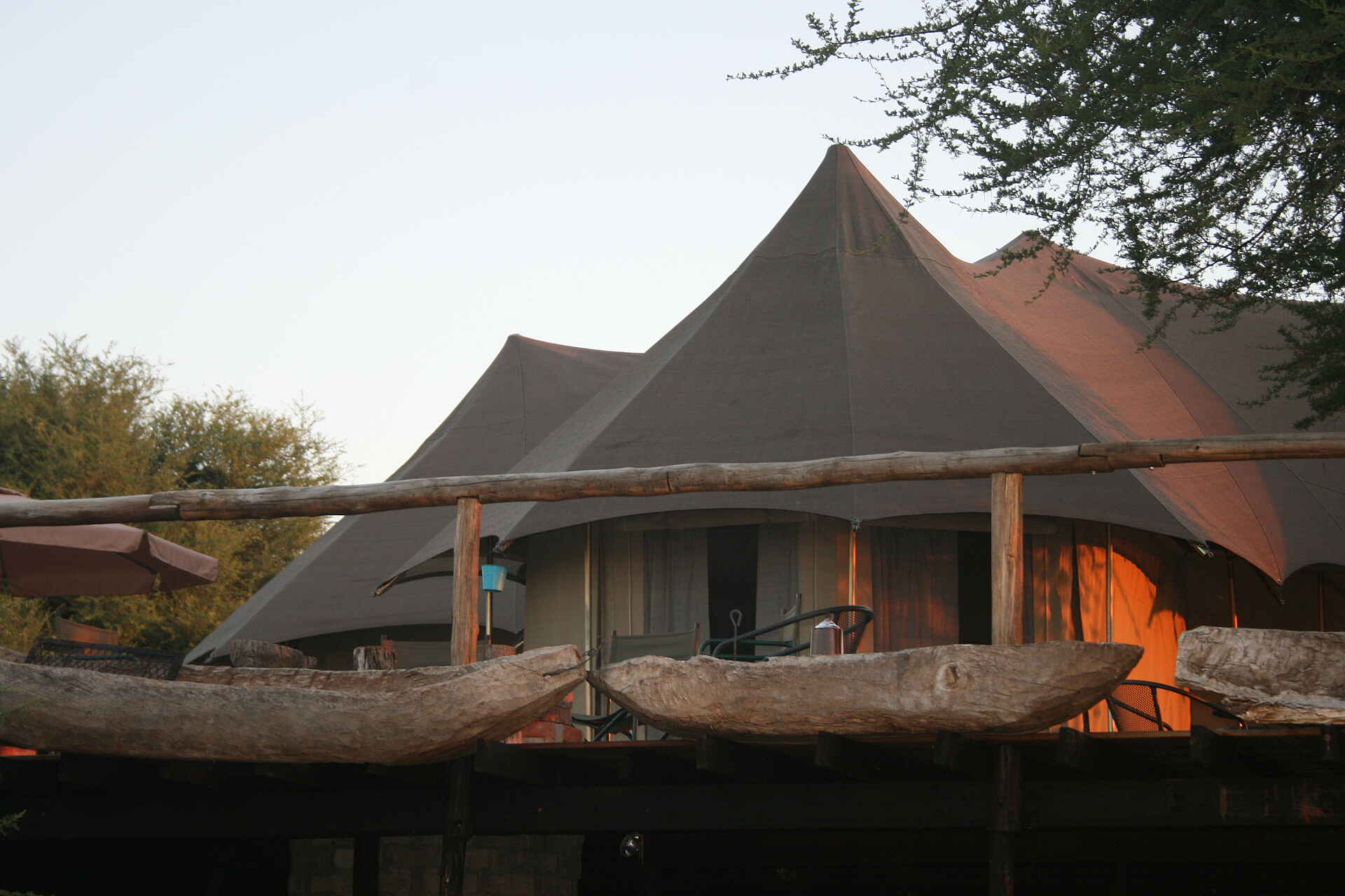Taranga Safari Lodge: Lounge der Lodge Angola, Caiprivi, Caiprivi-Streifen, Camping, Flussufer, Jacobus Bruwer, Luxus, Namibia, Okavango, Okavango River, Rundu, Taranga, Taranga Safari Lodge, Zeltchalets, Entspannung, Erholung, Lounge, Service, afrikarma, afrikarma.de, Afrikarma Safaris
