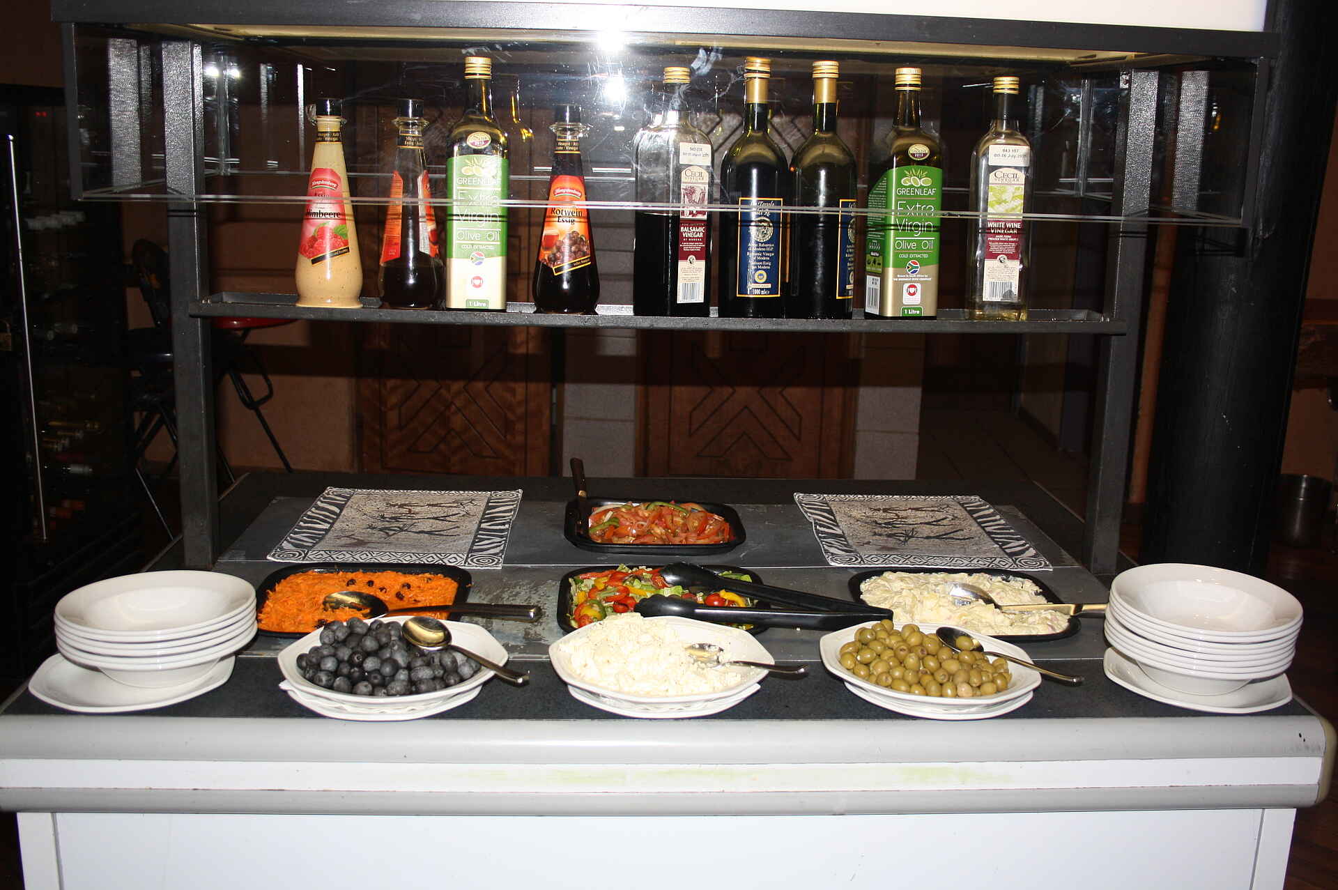 Damaraland, Felsmalereien, Petroglyphen, Twyfelfontein, Twyfelfontein Country Lodge, Uibasen Conservancy, Wüstenelefanten, Abendessen, Buffet, Dinner, Restaurant, Afrikarma, Afrikarma Safaris, Afrikarma Safaris - Wildnis. Hautnah., Afrikarma.de