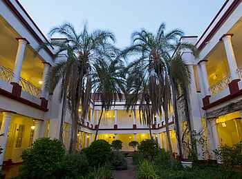 Victoria Falls Hotel: Innenhof