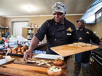 Camp Kuzuma: Arbeit in der Küche Camp Kuzuma: Arbeit in der Küche