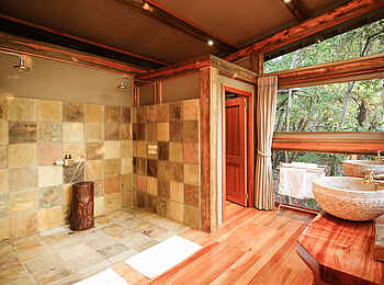 Camp Okavango: Oppulentes Badezimmer im Gästezelt