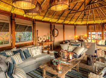 Camp Okavango: Weitläufige Lounge in der Hauptlodge