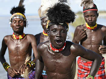 Koros Camp: Einheimische bei einem Tanz