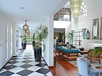 Latitude 0: Rezeption mit Lounge Latitude 0: Rezeption mit Lounge