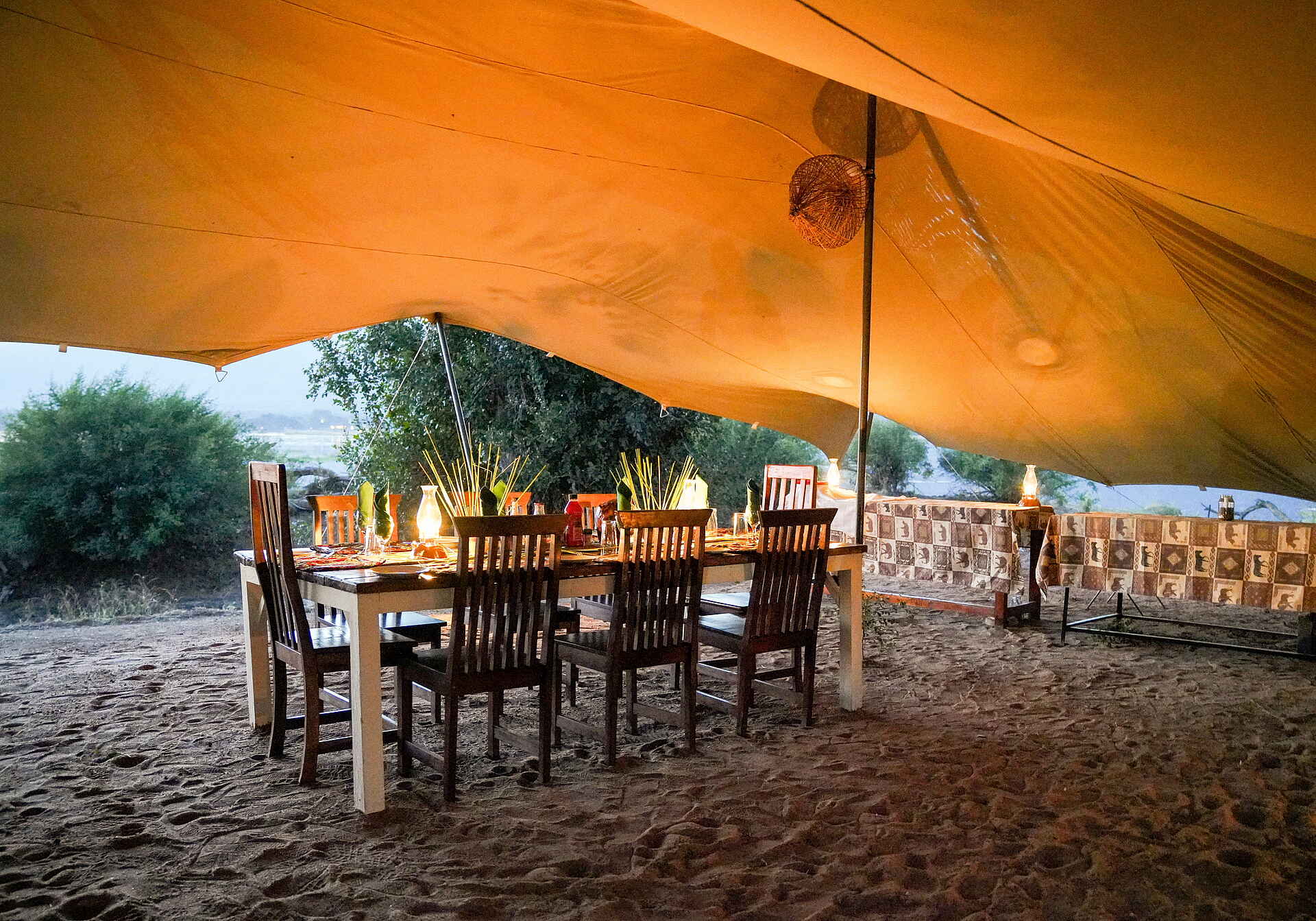 Bushlife Safaris, Des Murray, Little Vundu Camp, Mana Pools National Park, Nich Murray, Dinner, Esstisch, Hauptzelt, Afrikarma, Afrikarma Safaris, Afrikarma Safaris. Wildnis. Hautnah., Afrikarma.de