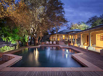 MalaMala Rattrays Camp: Pool in der Abenddämmerung MalaMala Rattrays Camp: Pool in der Abenddämmerung