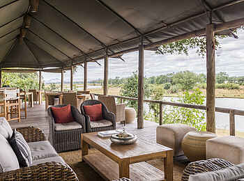 Amanzi Camp: Der Zentralbereich mit gemütlicher Lounge Amanzi Camp: Der Zentralbereich mit gemütlicher Lounge