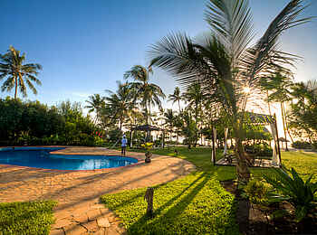 Anna of Zanzibar: Pool neben Palmen