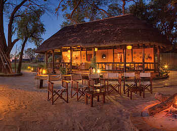 Belmond Eagle Island Lodge: Die Main Area am Abend Belmond Eagle Island Lodge: Die Main Area am Abend