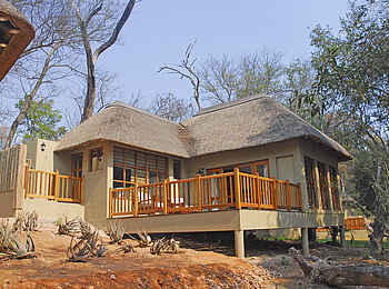 Divava Okavango Lodge and Spa: Gästechalet von hinten gesehen Divava Okavango Lodge and Spa: Gästechalet von hinten gesehen