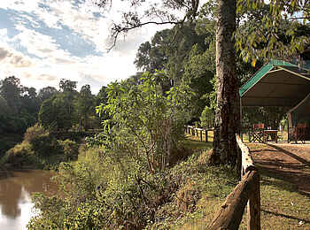 Governors' Camp: Lage mit Blick zum Fluss Governors' Camp: Lage mit Blick zum Fluss