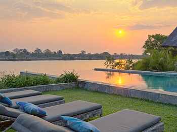 Ila Safari Lodge: Liegen am Pool