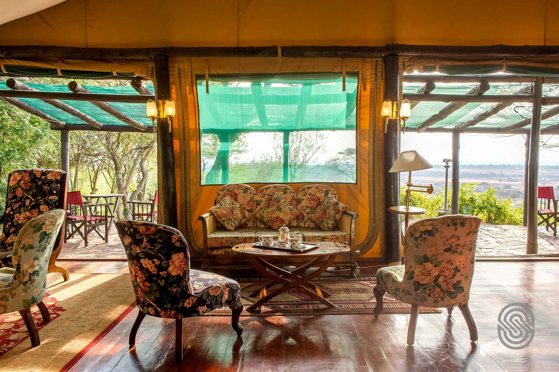 afrikarma, afrikarma Safaris, afrikarma.de, Grumeti, Grumeti River, Kirawira Serena Camp, Safari, Serena Hotels, Serengeti, Lounge, Sessel, Sofa, Afrikarma Safaris - Wildnis. Hautnah.