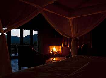 Kitela Lodge: Kaminfeuer im Gästezimmer