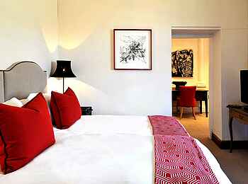 La Cle des Montagnes: Schlafzimmer mit Blick auf den Schreibtisch der Villa Le Manoir La Cle des Montagnes: Schlafzimmer mit Blick auf den Schreibtisch der Villa Le Manoir