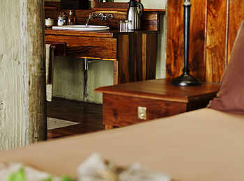 Lagoon Camp: Waschtisch und Spiegel Lagoon Camp: Waschtisch und Spiegel