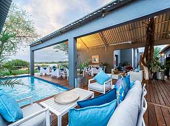 Lenyebi River Lodge: Die Pool Lounge Lenyebi River Lodge: Die Pool Lounge