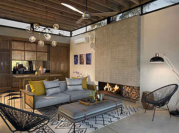 Lion Sands Ivory Lodge: Kamin und Sitzgelegenheiten