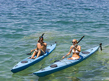 Mumbo Island Camp: Kayakfahrer und traditionelles Fischerkanu
