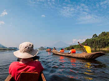 Mutanda Lake Resort: Kanuausflug auf dem See Mutanda Lake Resort: Kanuausflug auf dem See