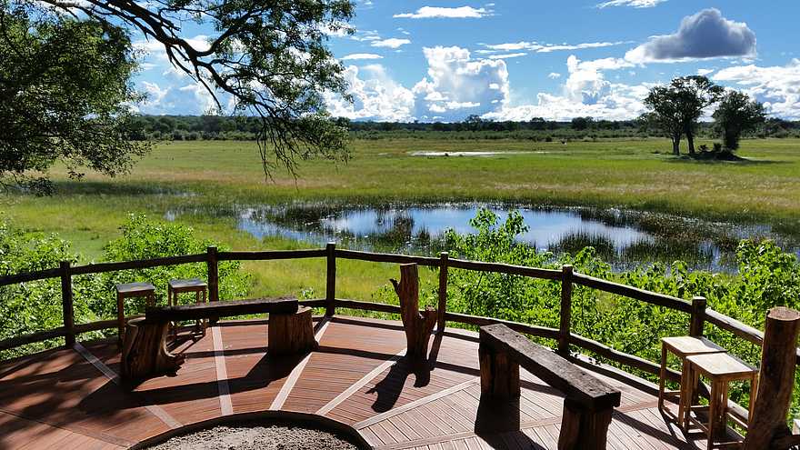 Nambwa Lodge: Blick auf das Wasserloch Nambwa Lodge: Blick auf das Wasserloch