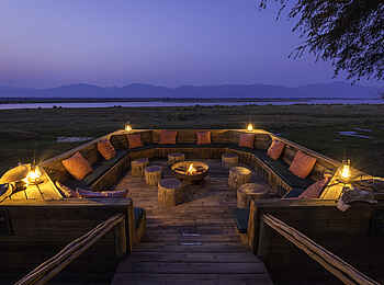 Ruckomechi Camp: Boma am Abend Ruckomechi Camp: Boma am Abend