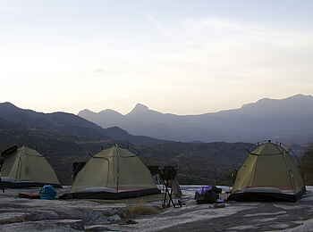 Sarara Camp: Zelte mit Blick auf die Bergkette Sarara Camp: Zelte mit Blick auf die Bergkette