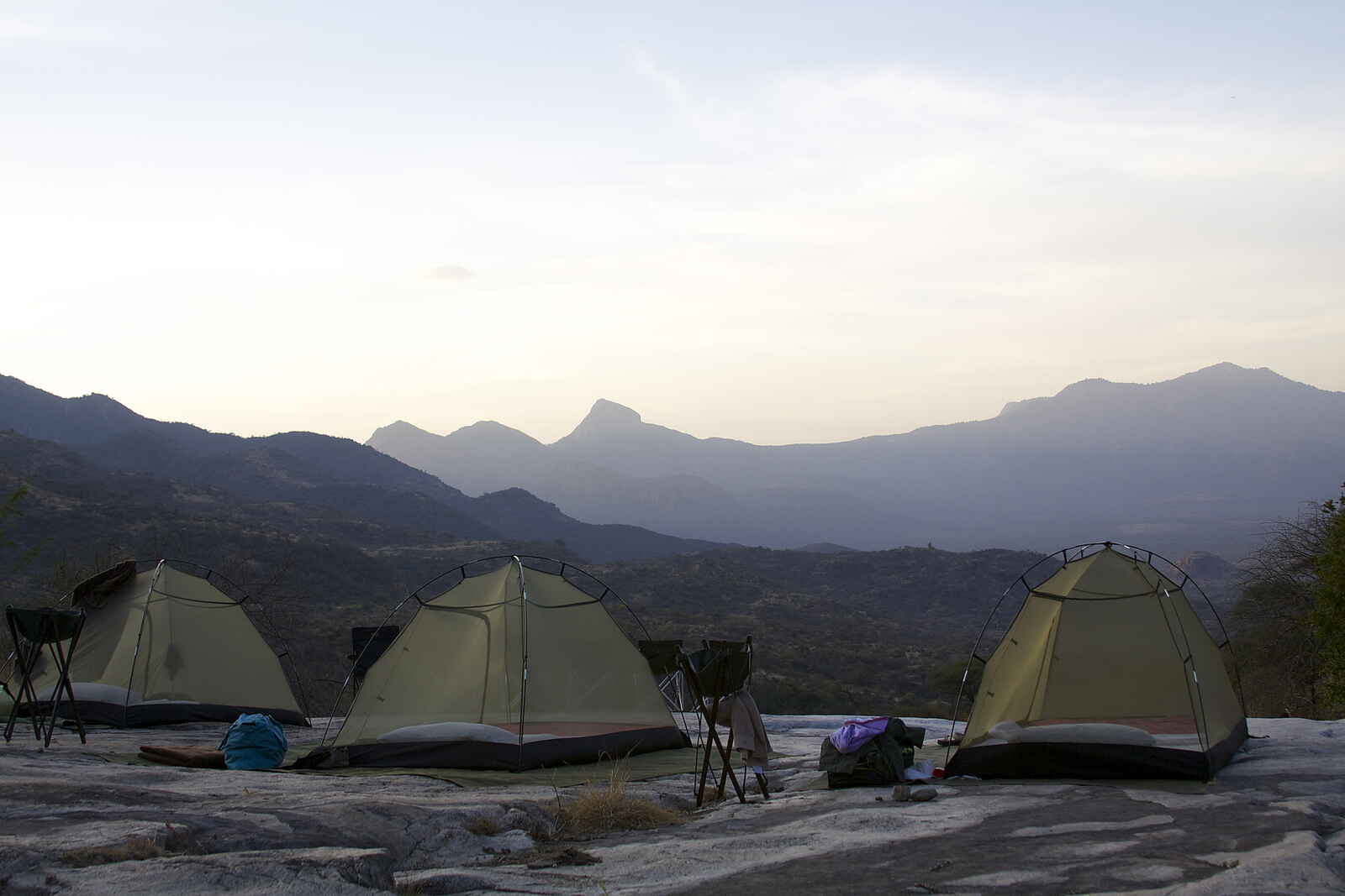 Sarara Camp: Zelte mit Blick auf die Bergkette Sarara Camp: Zelte mit Blick auf die Bergkette