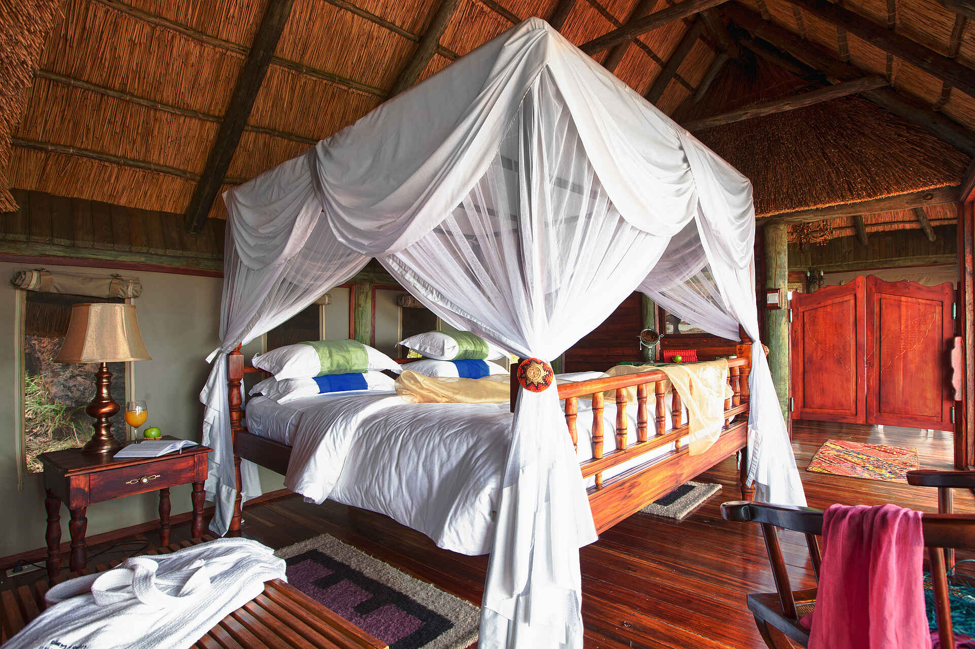 Mbali Mbali Lodges, Serengeti, Soroi Serengeti Lodge, Doppelbett, Gästechalet, Moskitonetz, Afrikarma, Afrikarma Safaris, Afrikarma Safaris - Wildnis. Hautnah., Afrikarma.de