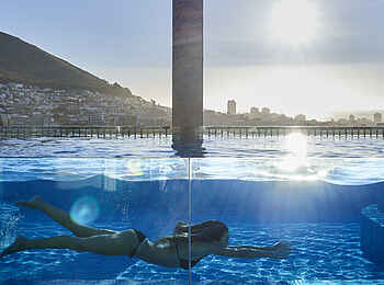The Silo: Glasfront des Rooftop Pools
