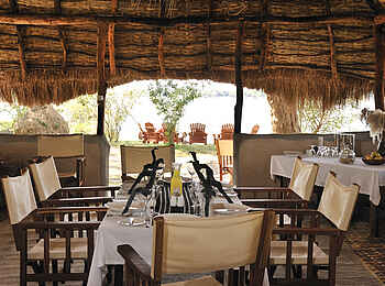 Tsika Island Canoeing Camp: Esstisch Tsika Island Canoeing Camp: Esstisch