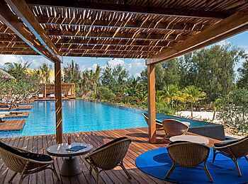 Zuri Zanzibar: Lounge am Pool
