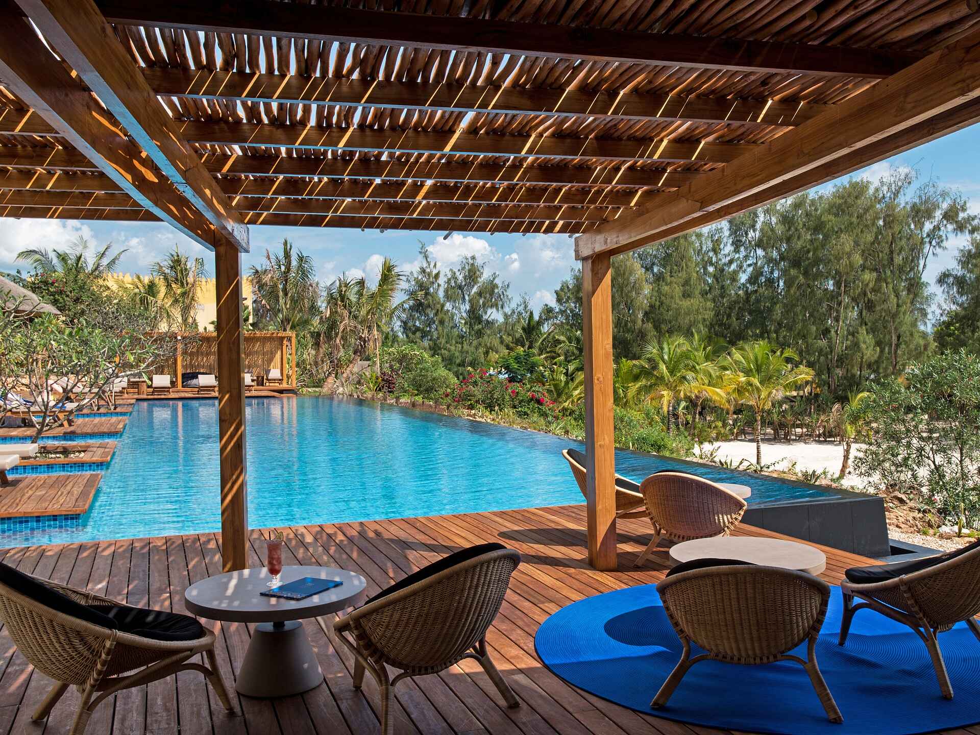 Zuri Zanzibar: Lounge am Pool