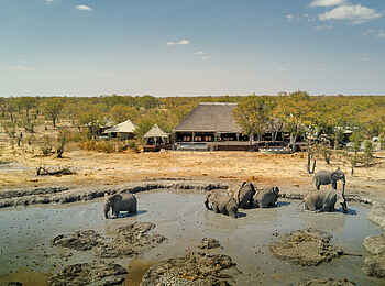 Camp Kuzuma: Gesamtansicht mit Wasserloch Camp Kuzuma: Gesamtansicht mit Wasserloch