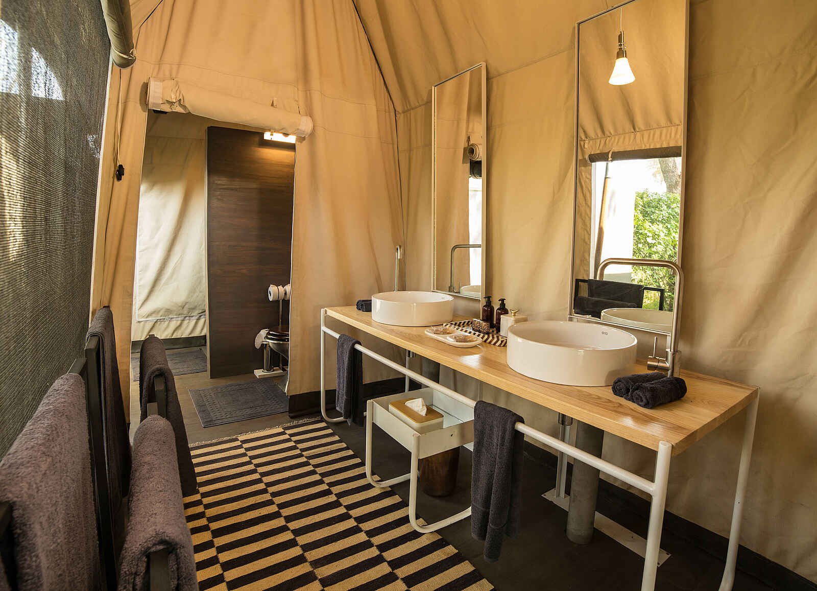Gomoti Plains Camp: Gästezelt Waschtisch Gomoti Plains Camp: Gästezelt Waschtisch