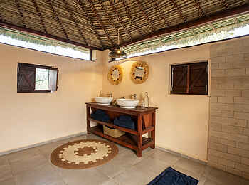 Namoroka Tsingy Camp: En-suite-Badezimmer Doppelwaschbecken