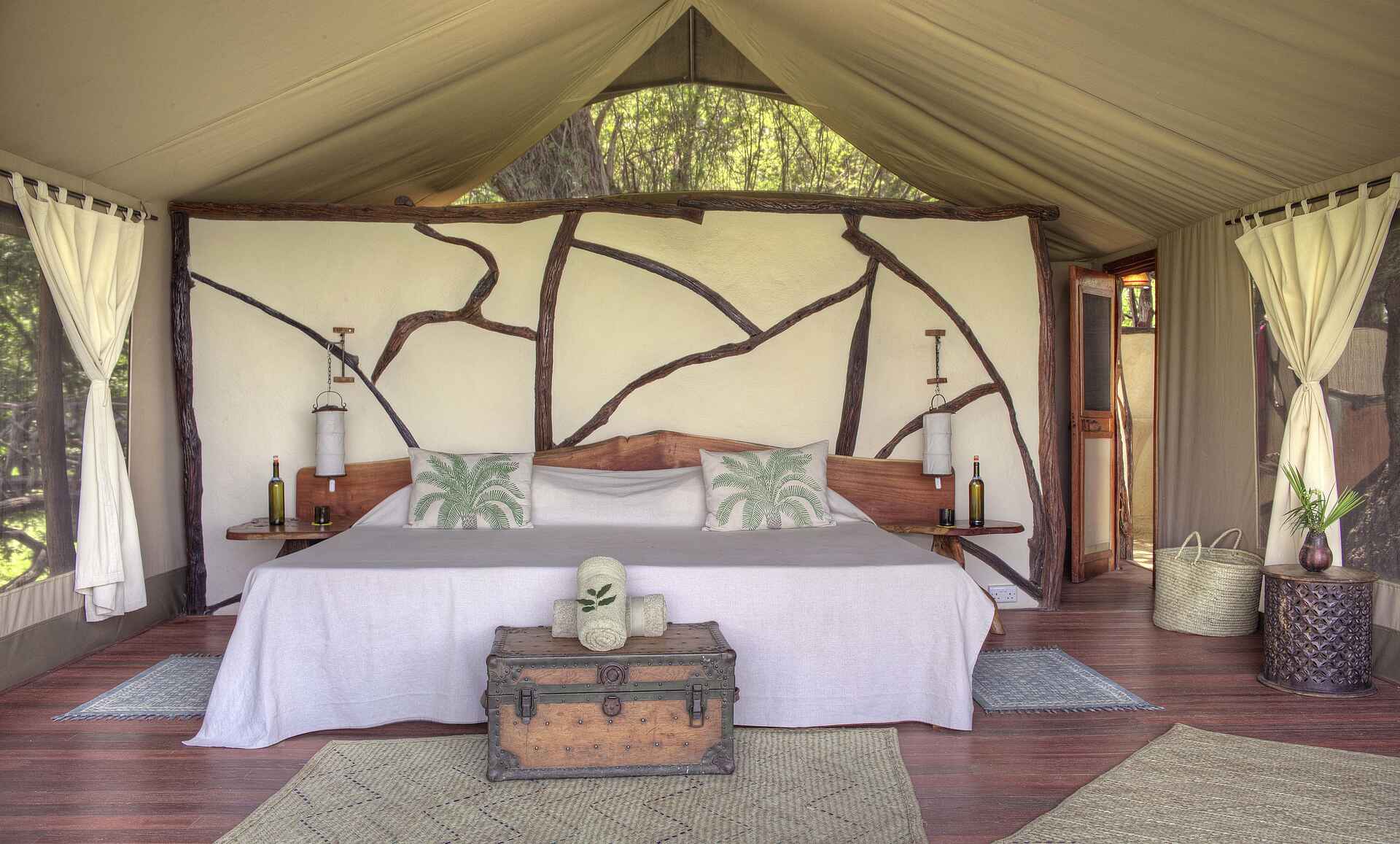 Mathews Mountain Range, Namunyak Conservancy, Sarara Tree, Singing Wells, Doppelbett, Gästezelt, Truhe, Afrikarma, Afrikarma Safaris, Afrikarma Safaris - Wildnis. Hautnah., Afrikarma.de